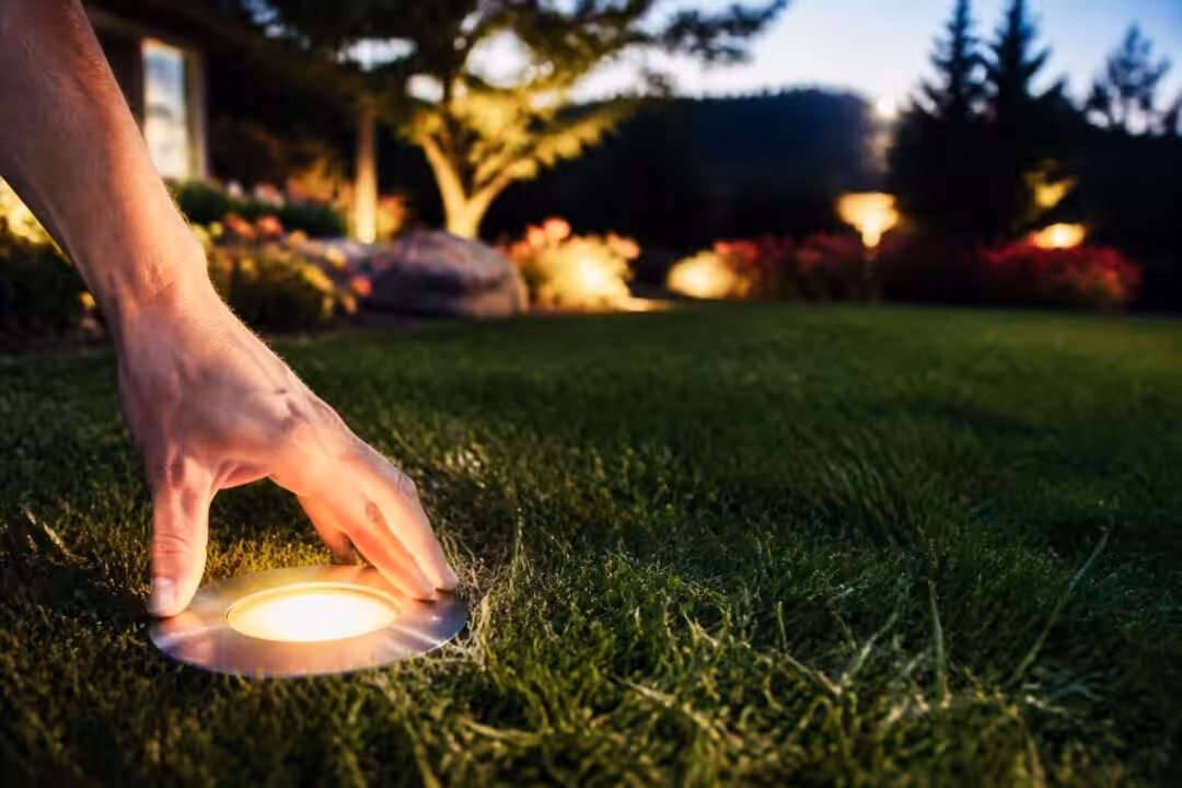 après une soirée d'été, découvrez le geste simple pour vérifier et préserver vos spots de jardin, assurant un éclairage extérieur toujours efficace et durable.