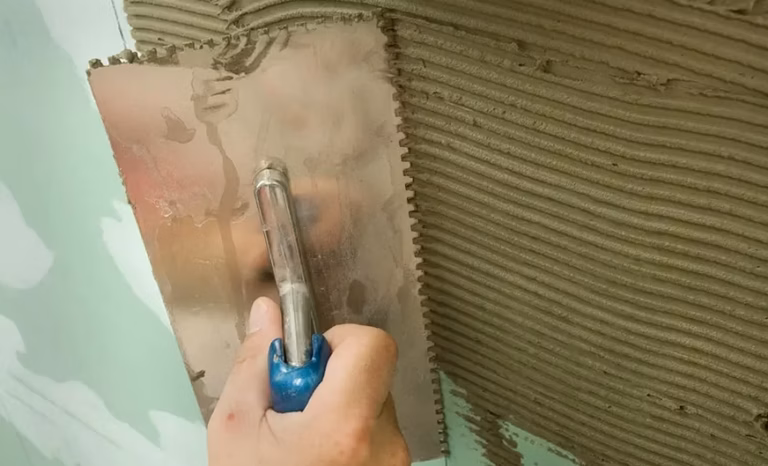 Humidité : peinture spéciale ou ventilation, que choisir
