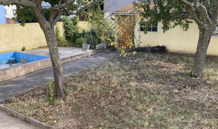 Pourquoi mon voisin place toujours sa rallonge de jardin sur une brique avant l&rsquo;orage ?